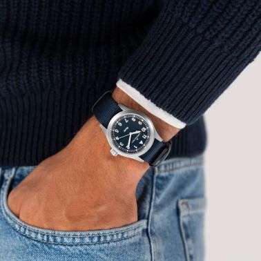 Montre Hamilton Khaki Field quartz cadran bleu bracelet NATO bleu 38 mm