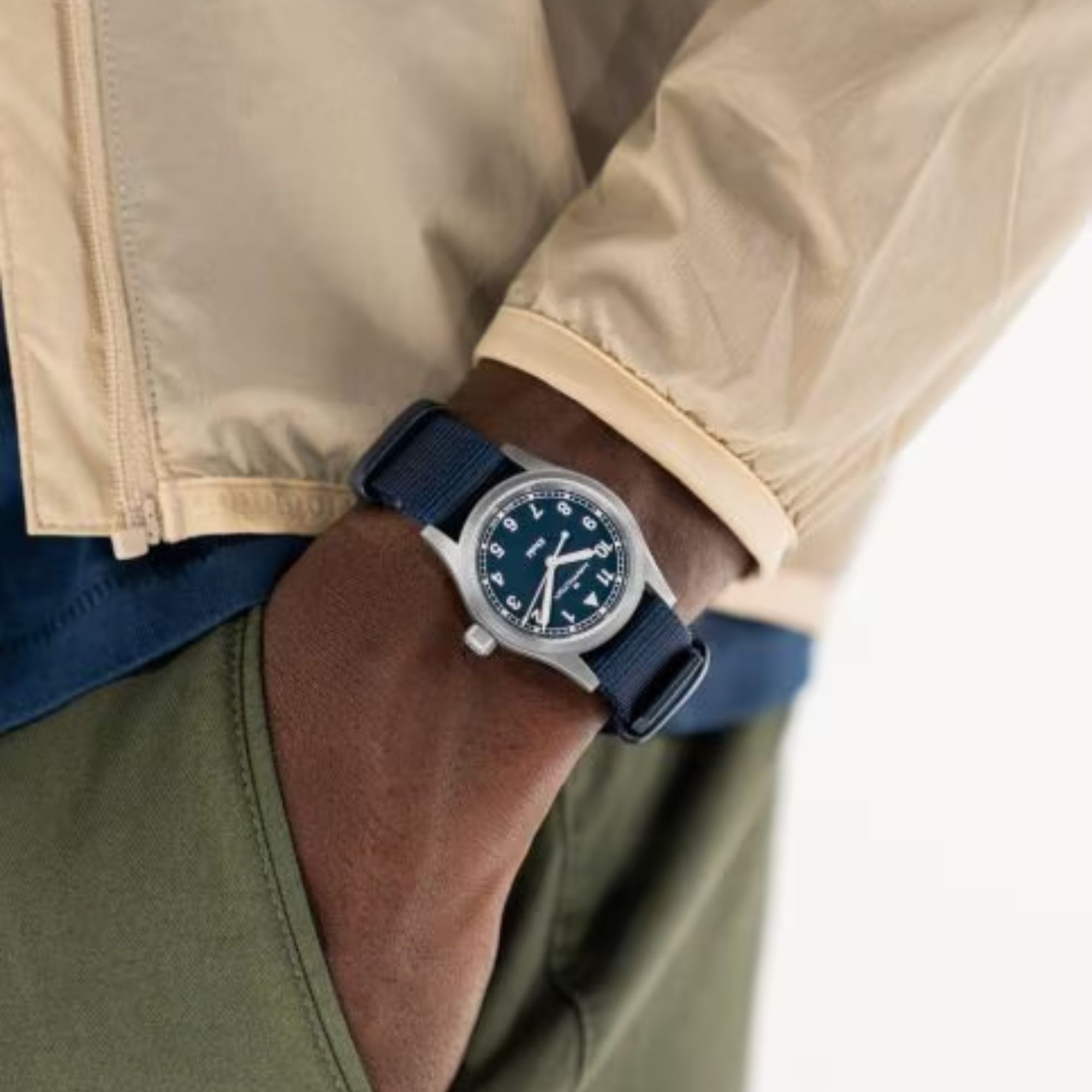 Montre Hamilton Khaki Field quartz cadran bleu bracelet NATO bleu 33 mm