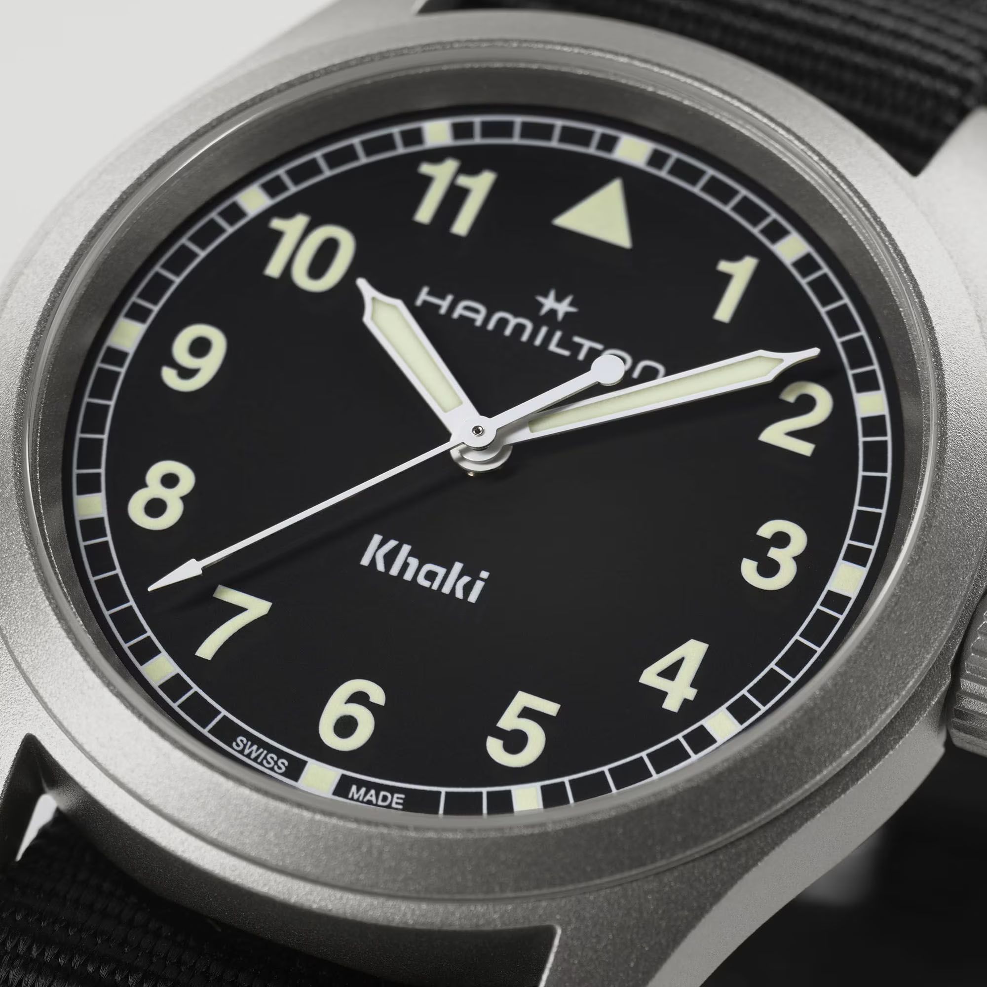 Montre Hamilton Khaki Field quartz cadran noir bracelet NATO noir 38 mm