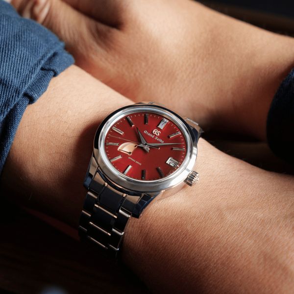 Montre Grand Seiko Elegance Spring Drive "Hotaka Sunrise" cadran rouge bracelet acier 40 mm