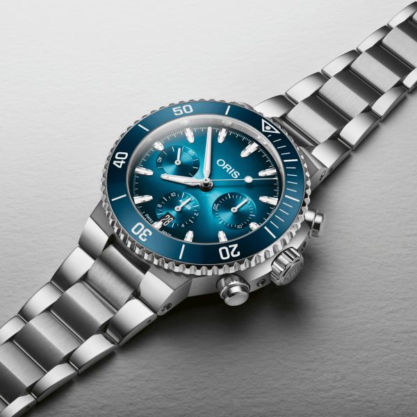 Montre Oris Plongée Aquis Chronographe automatiquee cadran bleu bracelet acier 43,5 mm