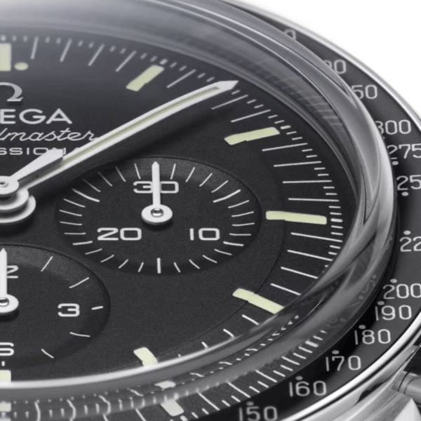 Montre Omega Speedmaster Moonwatch Professional Chronographe Co-Axial Master Chronometer verre saphir bracelet acier 42 mm
