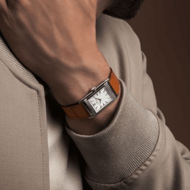 Montre Jaeger-LeCoultre Reverso Tribute Monoface Midsize remontage manuel cadran gris argenté bracelet cuir brun 40,1 x 24,4 mm