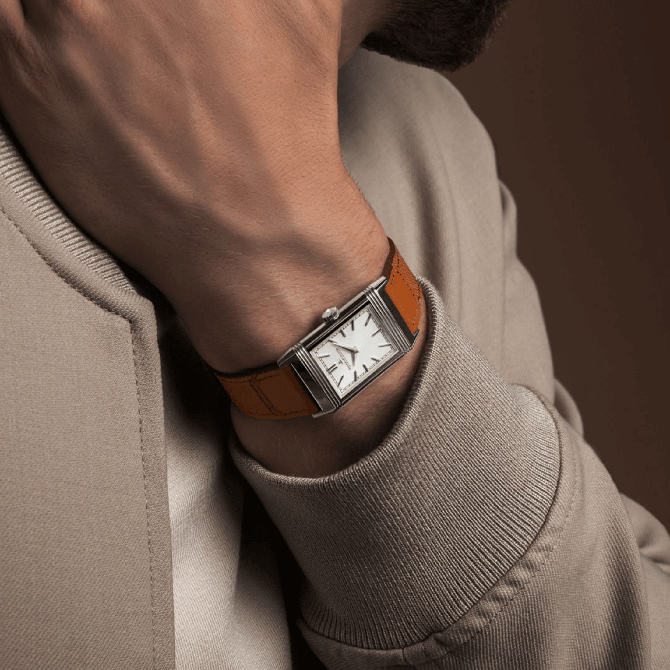 Montre Jaeger-LeCoultre Reverso Tribute Monoface Midsize remontage manuel cadran gris argenté bracelet cuir brun 40,1 x 24,4 mm