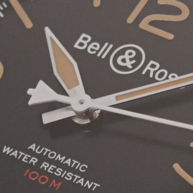 Montre Bell & Ross BR V2-92 Steel Heritage automatique cadran noir bracelet acier 41 mm