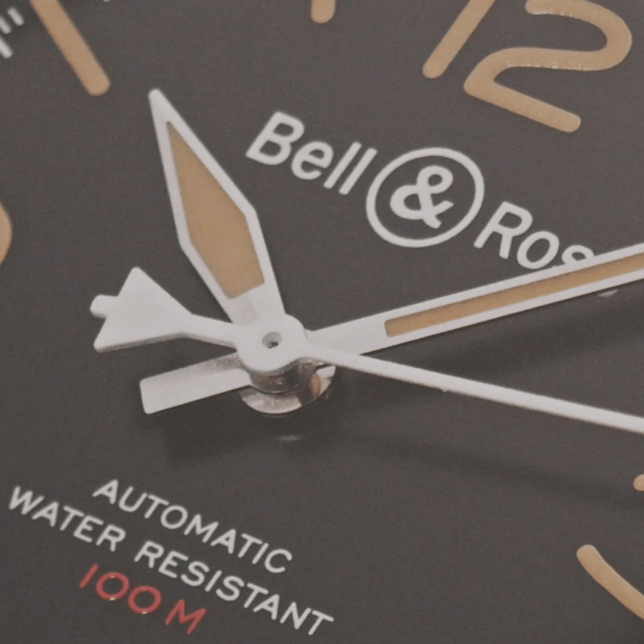 Montre Bell & Ross BR V2-92 Steel Heritage automatique cadran noir bracelet acier 41 mm