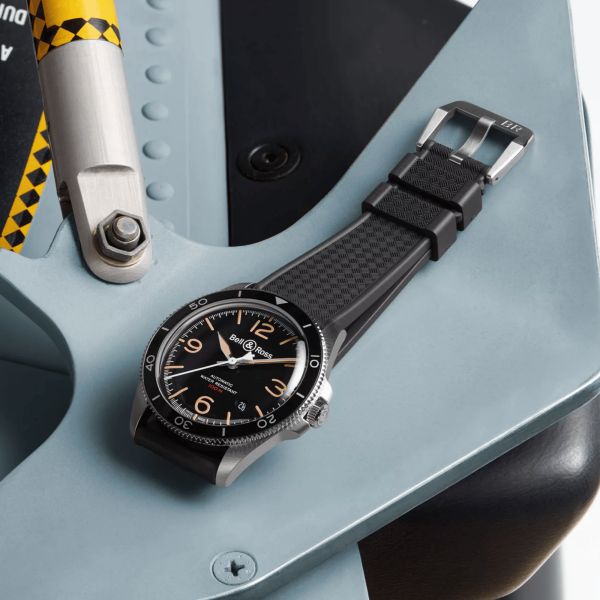 Montre Bell & Ross BR V2-92 Steel Heritage automatique cadran noir bracelet acier 41 mm