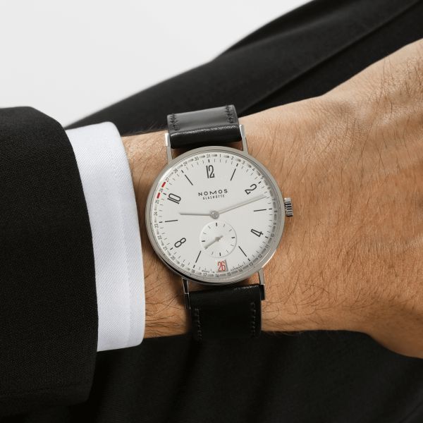 Montre NOMOS Tangente 2date cadran blanc argenté mécanique bracelet cuir noir fond verre saphir 37,5 mm