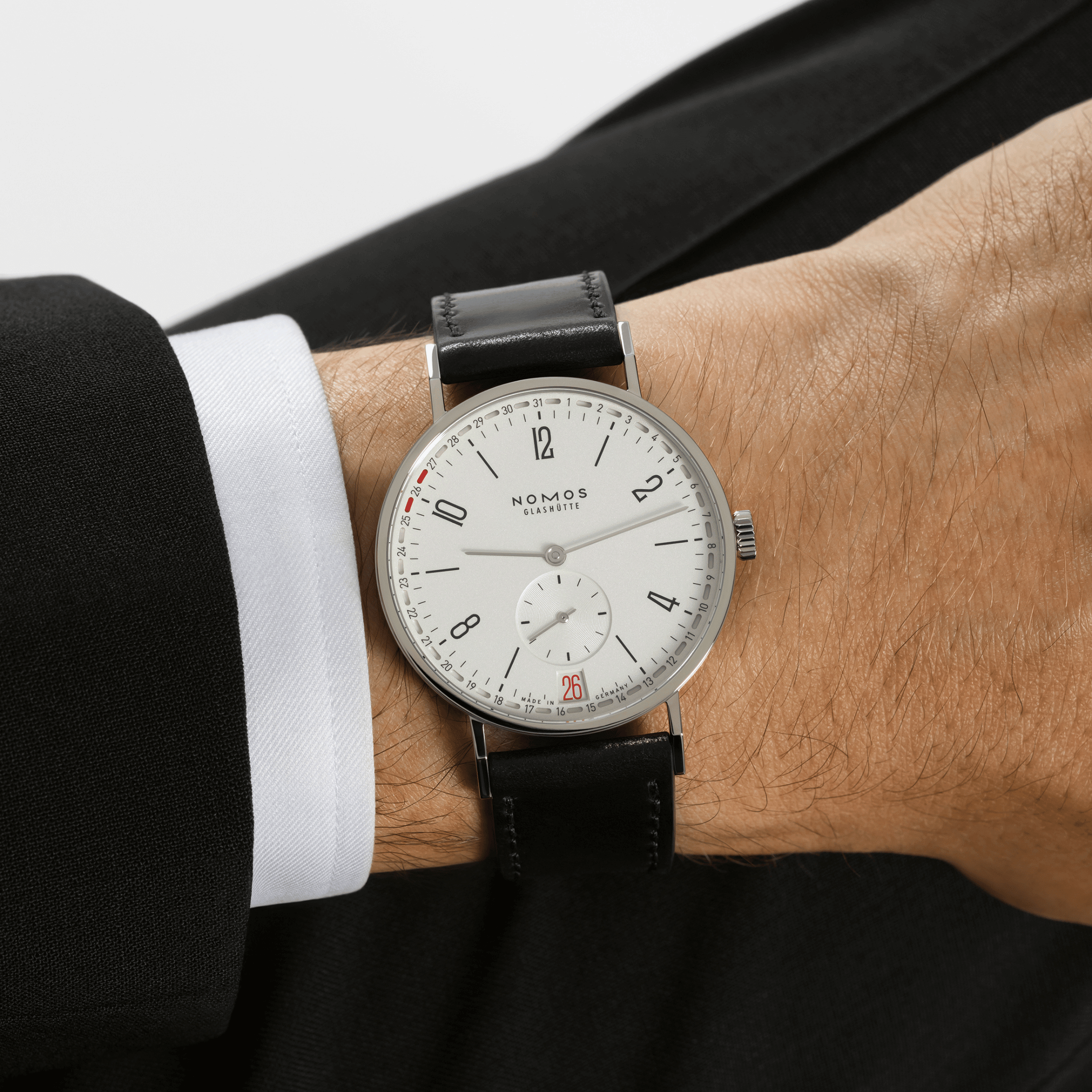 Montre NOMOS Tangente 2date cadran blanc argenté mécanique bracelet cuir noir fond verre saphir 37,5 mm