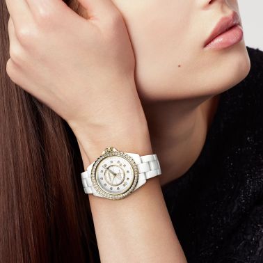 Montre CHANEL J12 GOLD Calibre 12.1 automatique index & lunette diamants cadran blanc bracelet céramique blanche 38 mm