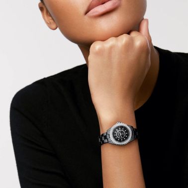 Montre CHANEL J12 Calibre 12.2 automatique index & lunette diamants cadran noir bracelet céramique noire 33 mm