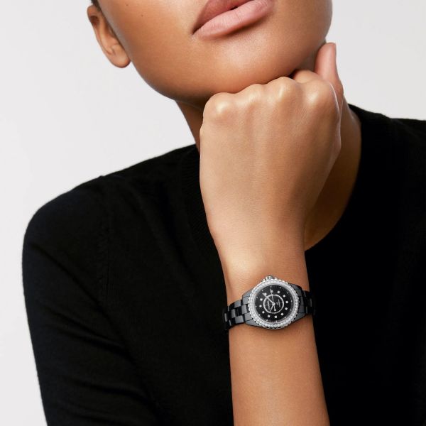 Montre CHANEL J12 Calibre 12.2 automatique index & lunette diamants cadran noir bracelet céramique noire 33 mm