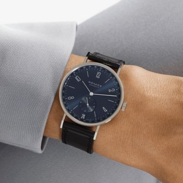 Montre NOMOS Tangente 2date cadran bleu mécanique bracelet cuir noir fond acier 37,5 mm