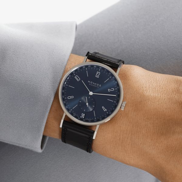 Montre NOMOS Tangente 2date cadran bleu mécanique bracelet cuir noir fond acier 37,5 mm