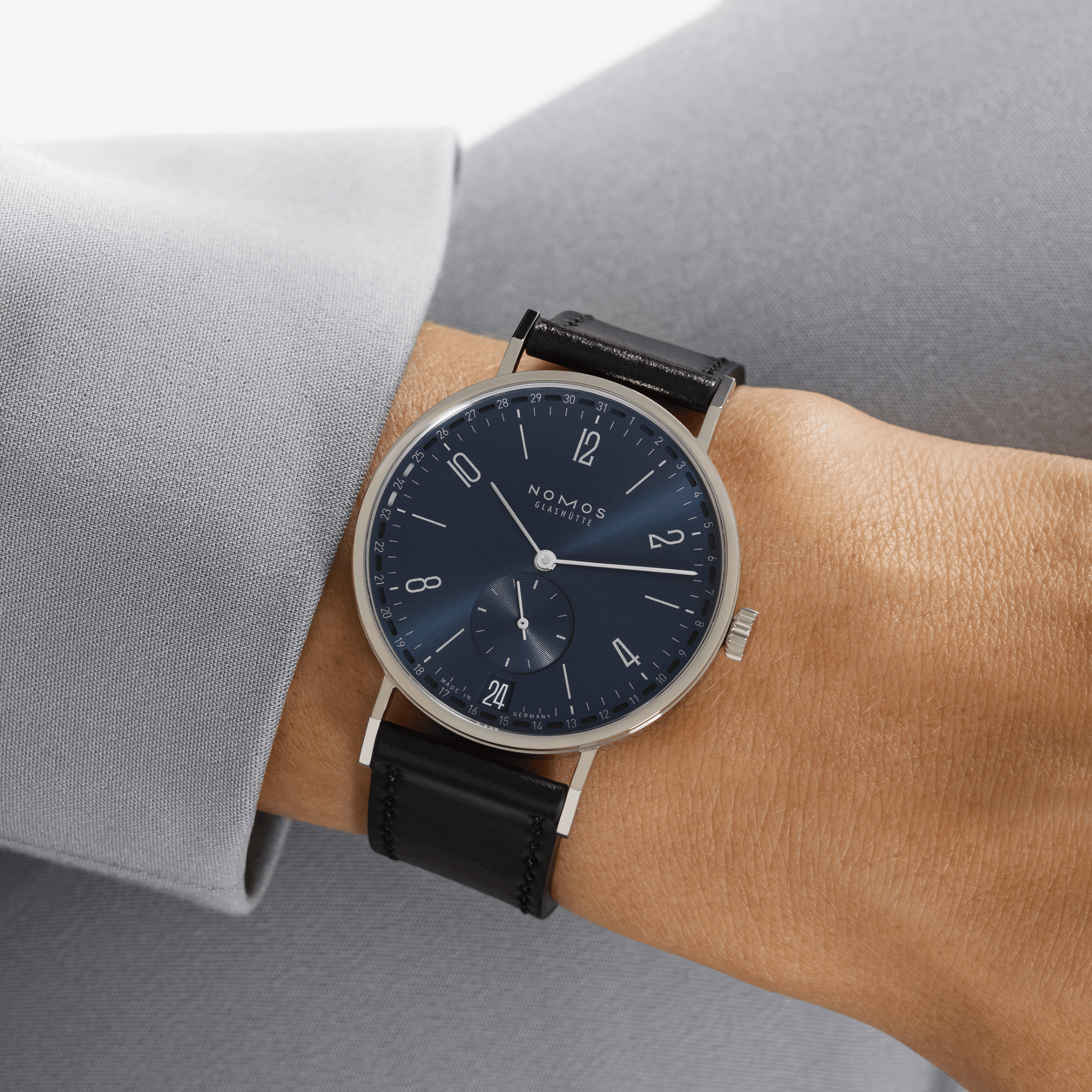 Montre NOMOS Tangente 2date cadran bleu mécanique bracelet cuir noir fond acier 37,5 mm