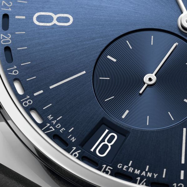 Montre NOMOS Tangente 2date cadran bleu mécanique bracelet cuir noir fond acier 37,5 mm