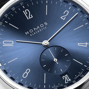 Montre NOMOS Tangente 2date cadran bleu mécanique bracelet cuir noir fond acier 37,5 mm