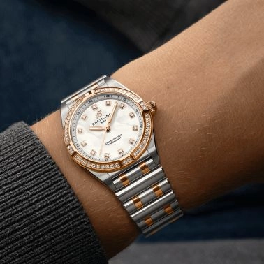 Montre Breitling Chronomat quartz lunette sertie index diamants cadran nacre blanche 28 mm U72310531A