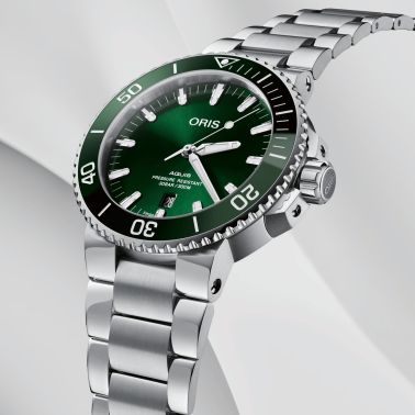 Oris Aquis Date automatic green dial steel bracelet 43.5 mm