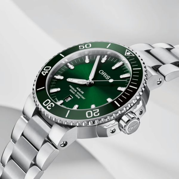 Montre Oris Aquis Date automatique cadran vert bracelet acier 43,5 mm