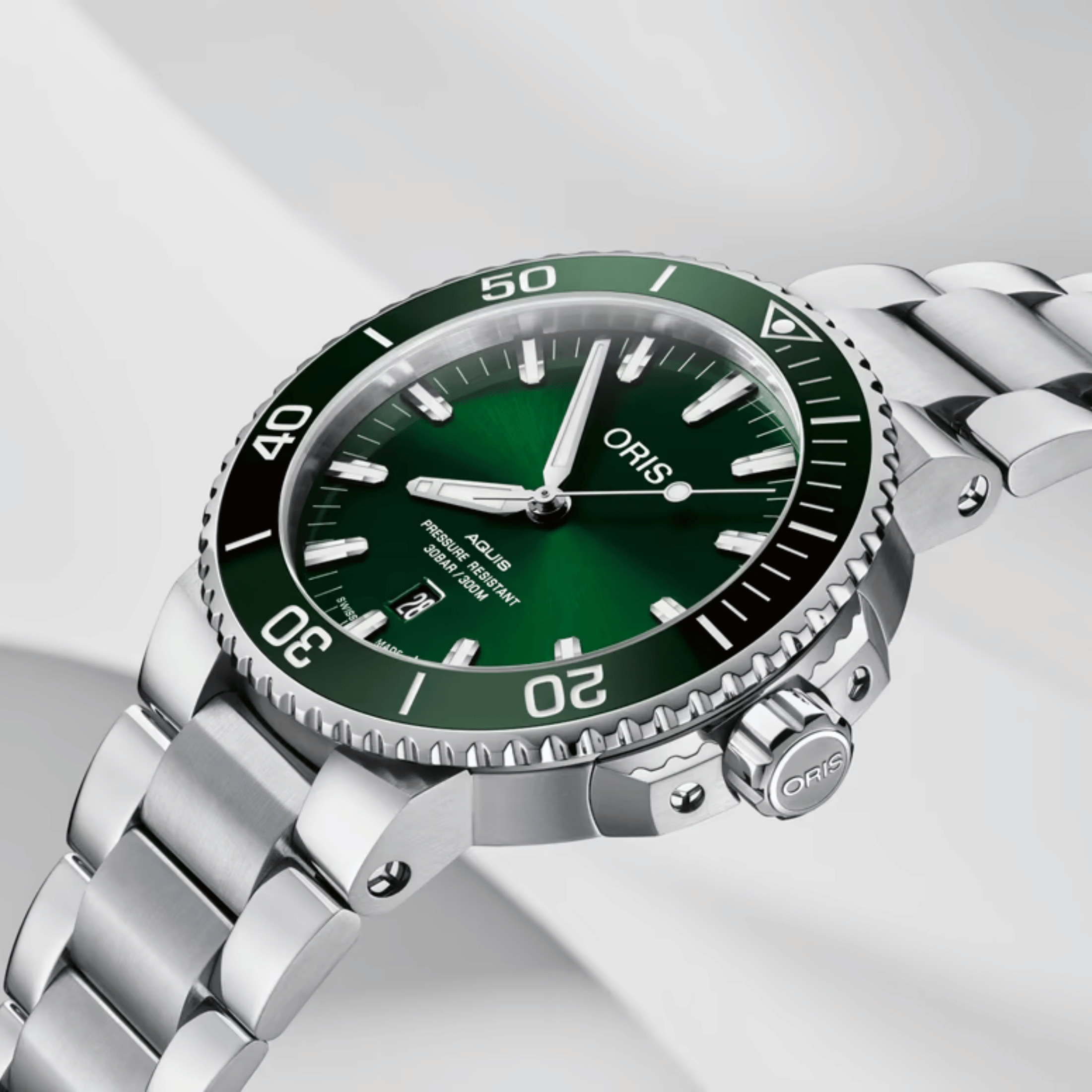 Oris Aquis Date automatic green dial steel bracelet 43.5 mm