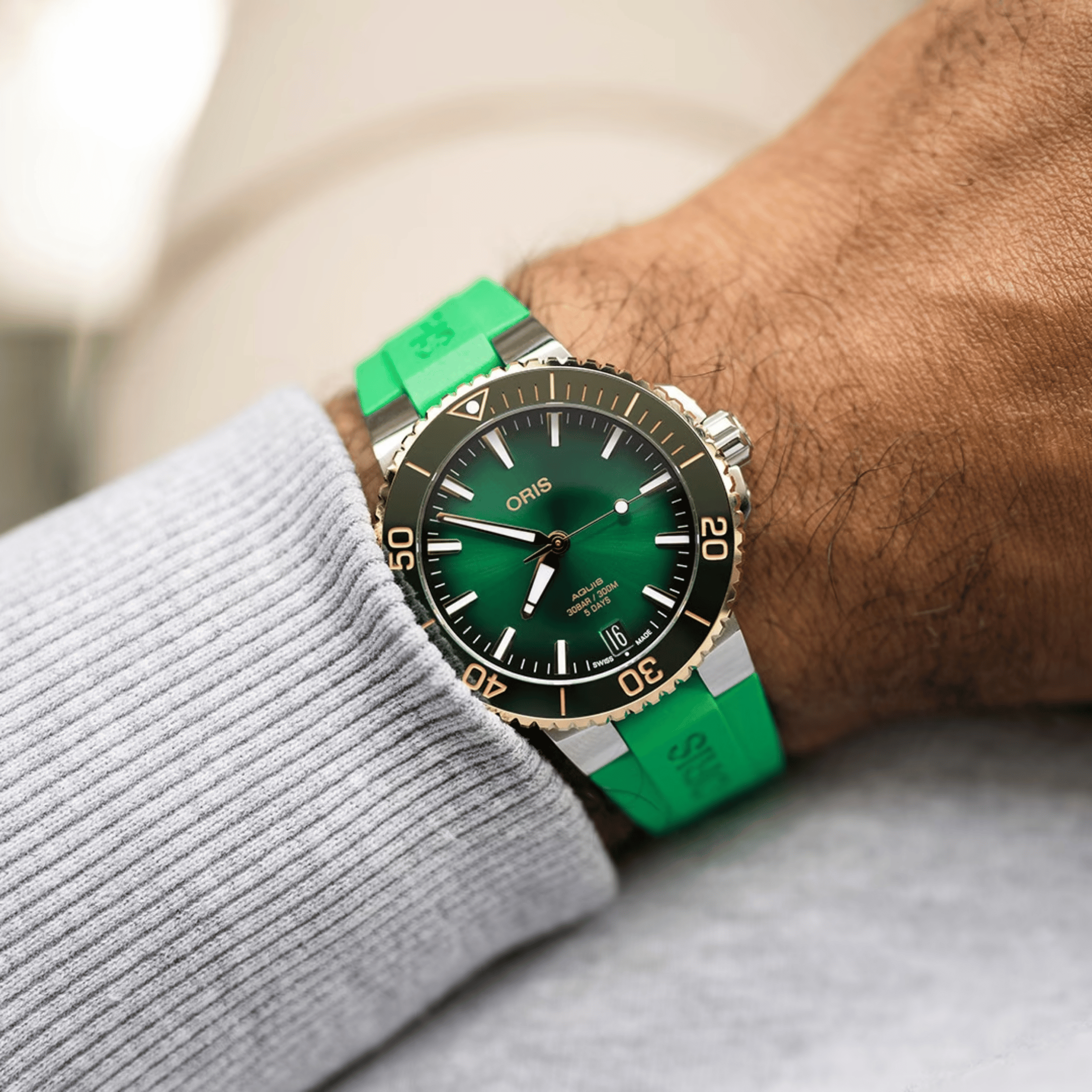 Montre Oris Aquis Date Calibre 400 Or et Acier automatique cadran vert bracelet caoutchouc 41,5 mm