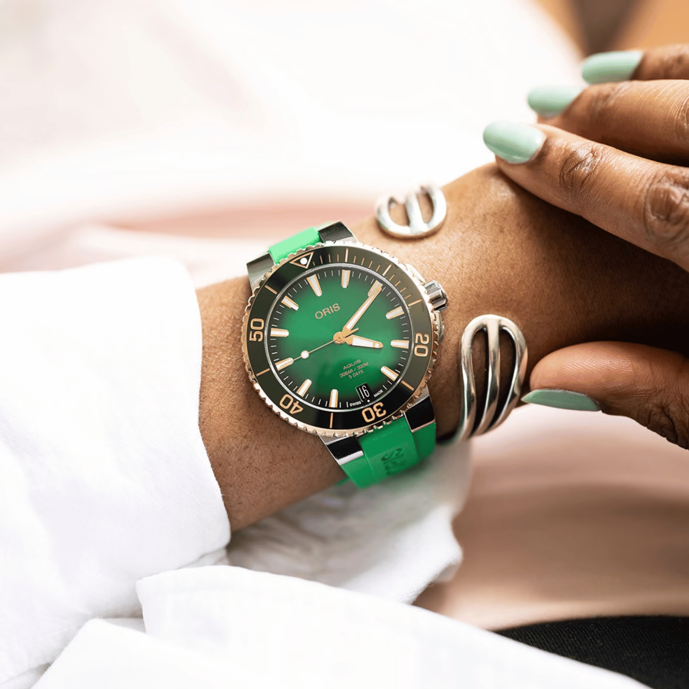 Montre Oris Aquis Date Calibre 400 Or et Acier automatique cadran vert bracelet caoutchouc 41,5 mm