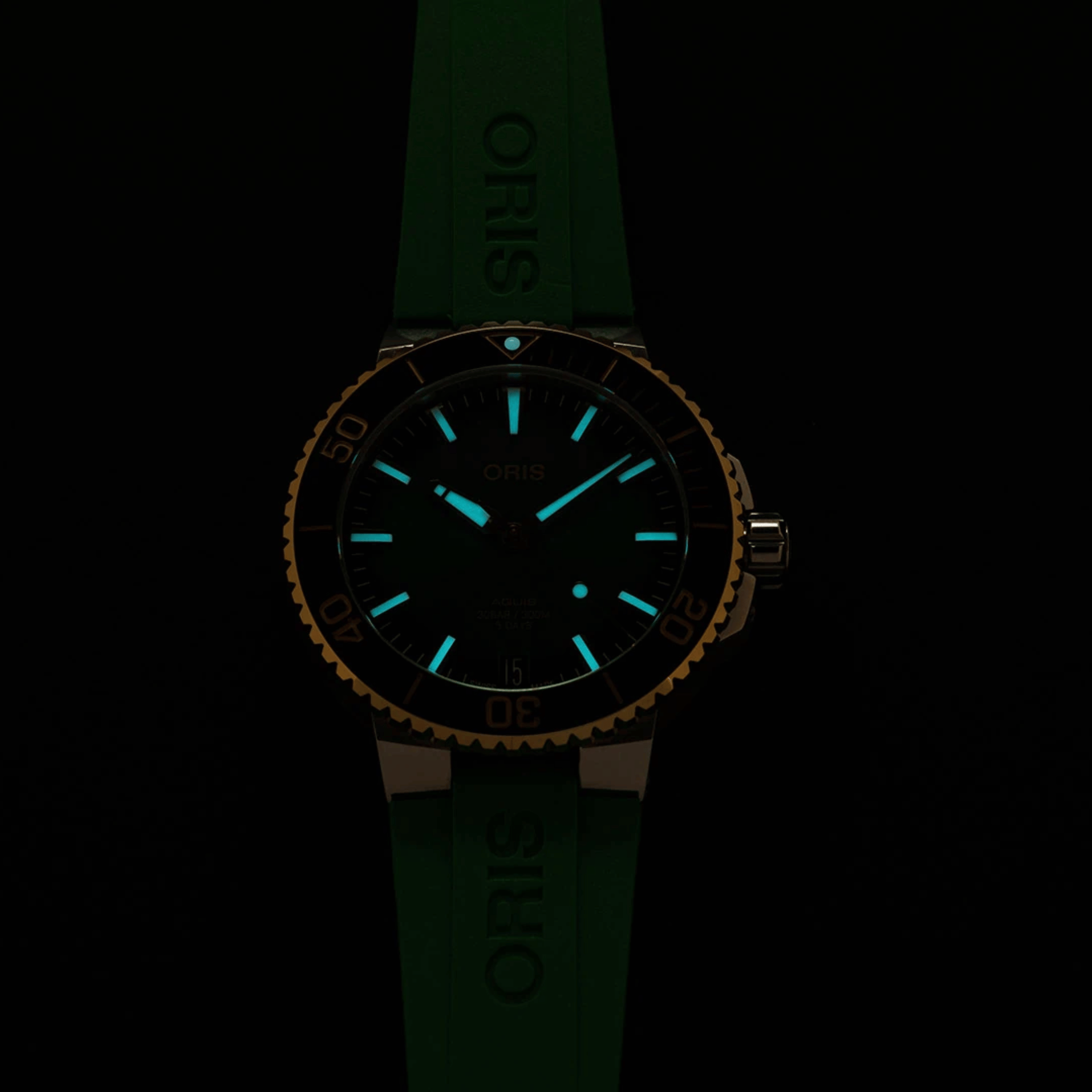 Montre Oris Aquis Date Calibre 400 Or et Acier automatique cadran vert bracelet caoutchouc 41,5 mm