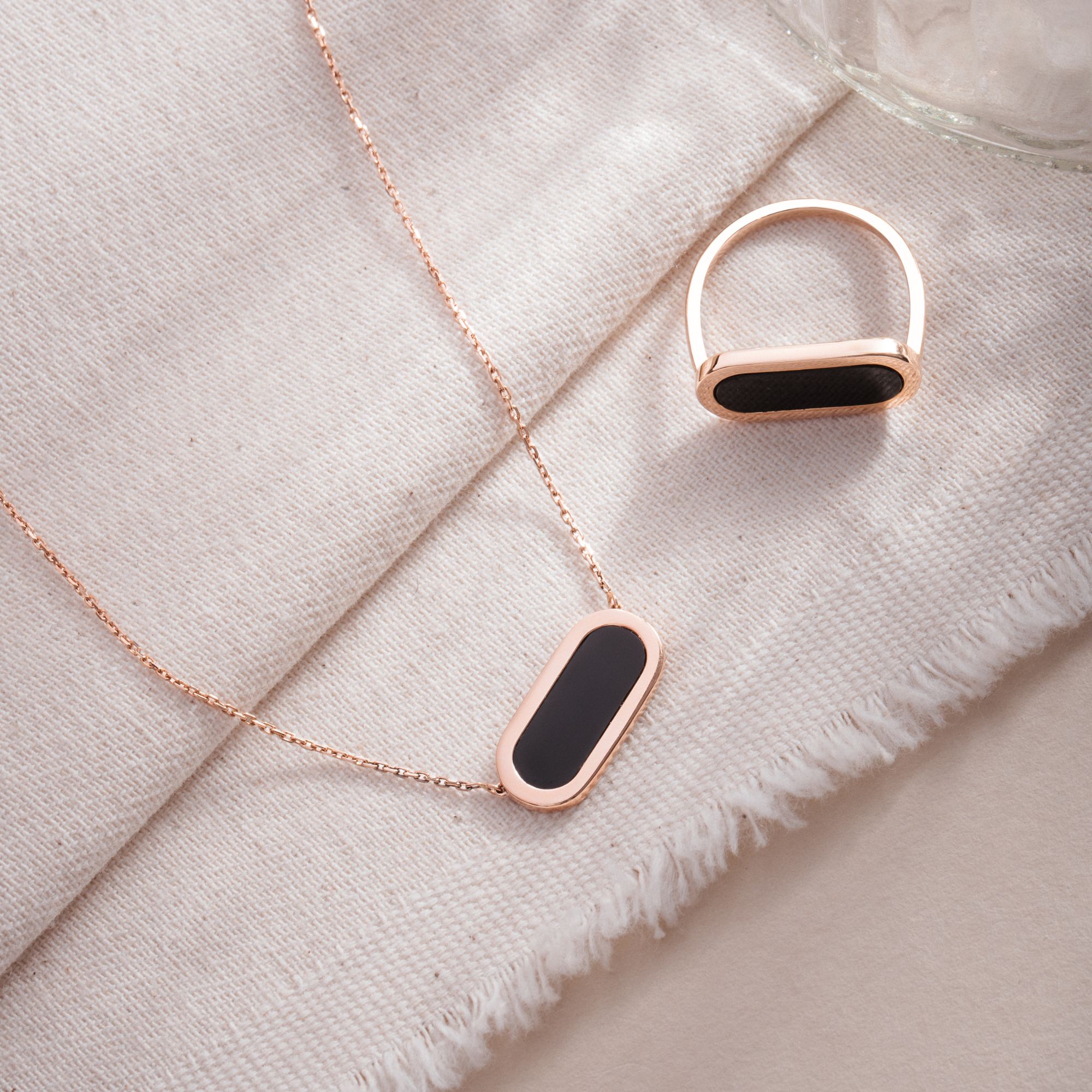 Collier So Shocking réversible Inverso en or rose, nacre et onyx