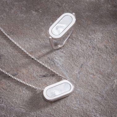 Bague So Shocking réversible Inverso en or blanc, nacre et onyx