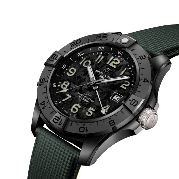 Montre Breitling Avenger GMT Night Mission automatique cadran carbone bracelet cuir vert 44 mm S32320101B1X1