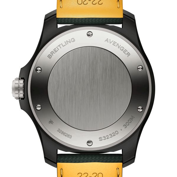 Montre Breitling Avenger GMT Night Mission automatique cadran carbone bracelet cuir vert 44 mm S32320101B1X1