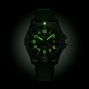 Montre Breitling Avenger GMT Night Mission automatique cadran carbone bracelet cuir vert 44 mm S32320101B1X1