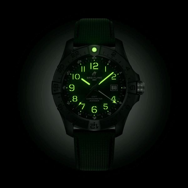 Montre Breitling Avenger GMT Night Mission automatique cadran carbone bracelet cuir vert 44 mm S32320101B1X1