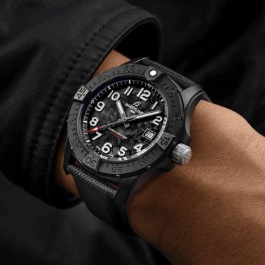 Montre Breitling Avenger Night Mission automatique cadran carbone bracelet cuir anthracite 42 mm S17328101B1X1