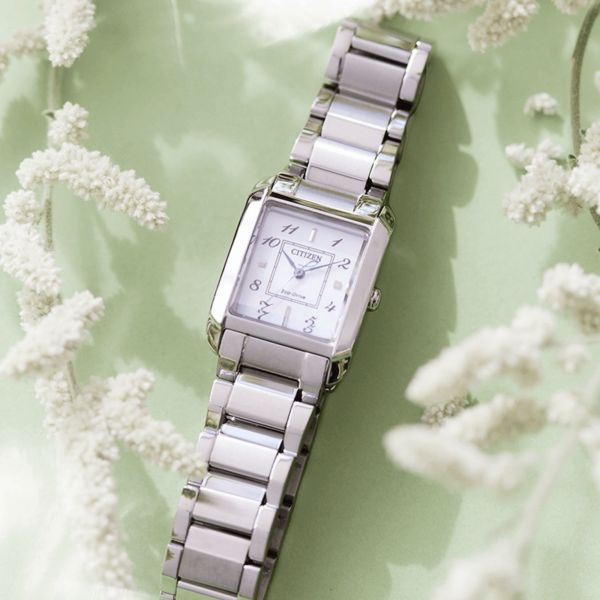 Montre Citizen Ladies Eco-Drive cadran nacre bracelet acier 21,5 x 28,4 mm