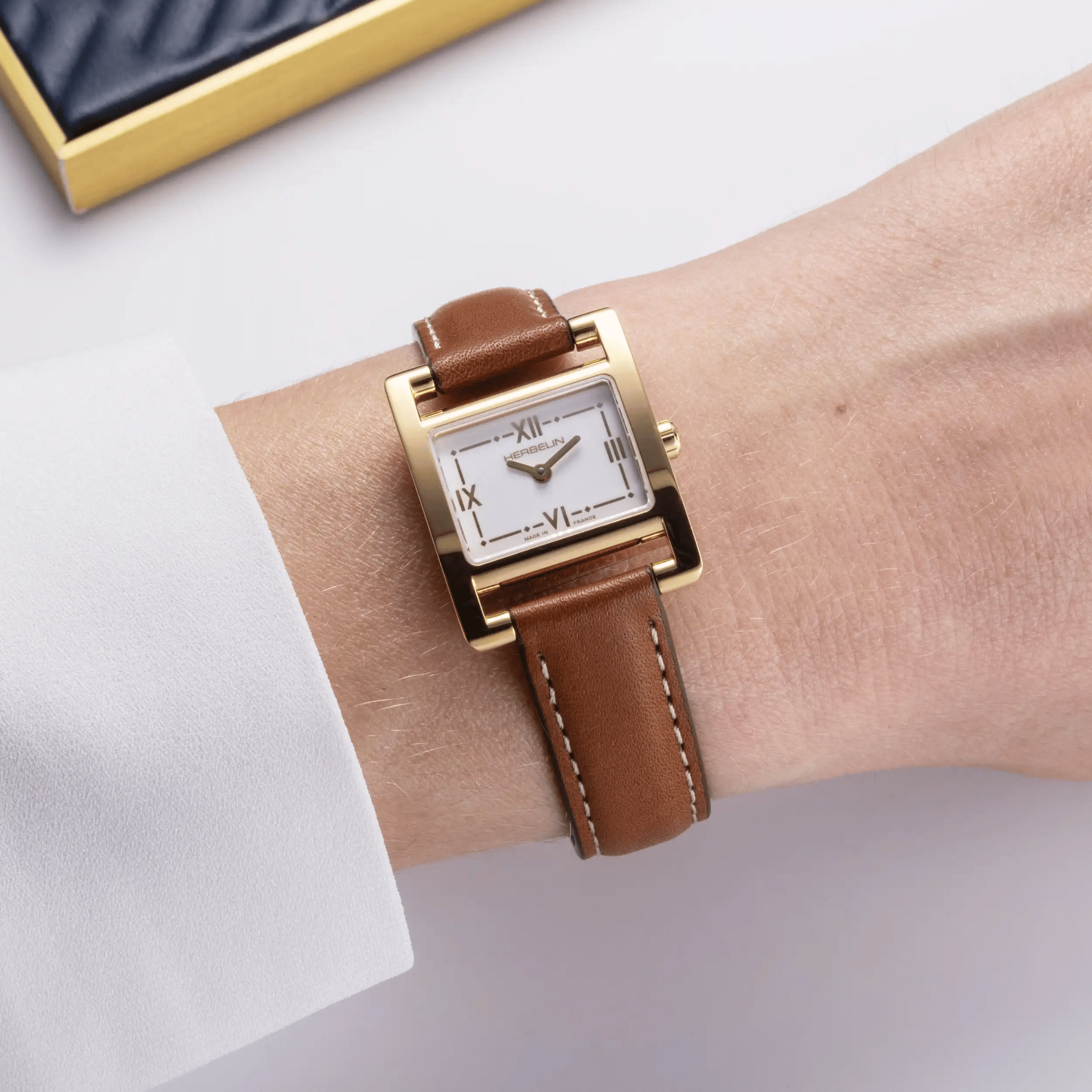 Herbelin V Avenue Gold quartz white lacquer dial leather strap 23,4 x 19 mm