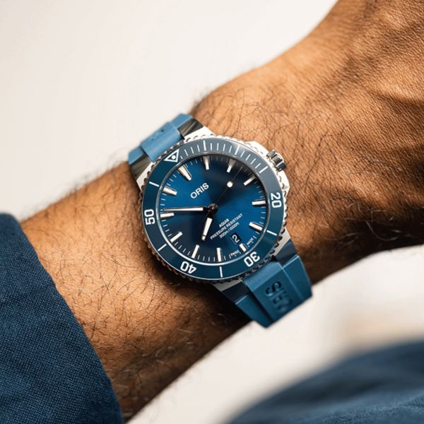 Montre Oris Plongée New Aquis Date x TR Racing automatique Calibre 733 41,5 mm