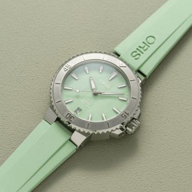 Oris Plongée Aquis Date Caliber 733 green mother-of-pearl dial automatic rubber strap 36,5 mm