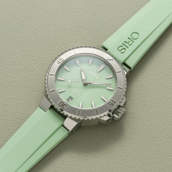 Oris Plongée Aquis Date Caliber 733 green mother-of-pearl dial automatic rubber strap 36,5 mm