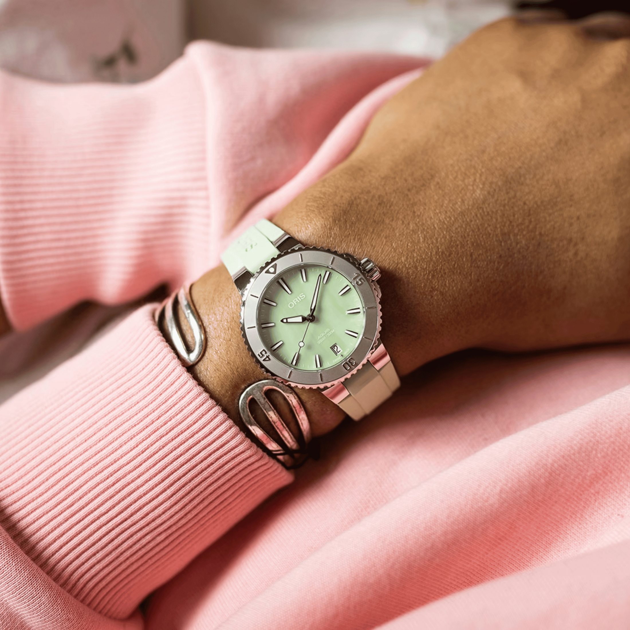 Montre Oris Plongée Aquis Date Calibre 733 automatique cadran nacre verte bracelet caoutchouc 36,5 mm