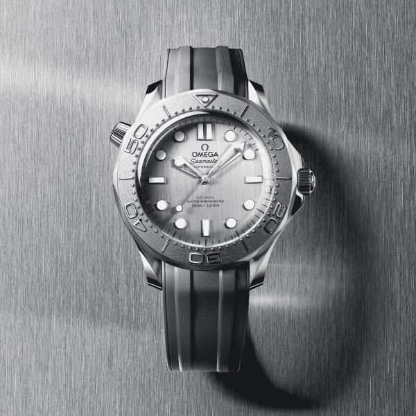 Montre Omega Seamaster Diver 300m Co-Axial Master Chronometer cadran acier bracelet caoutchouc 42 mm