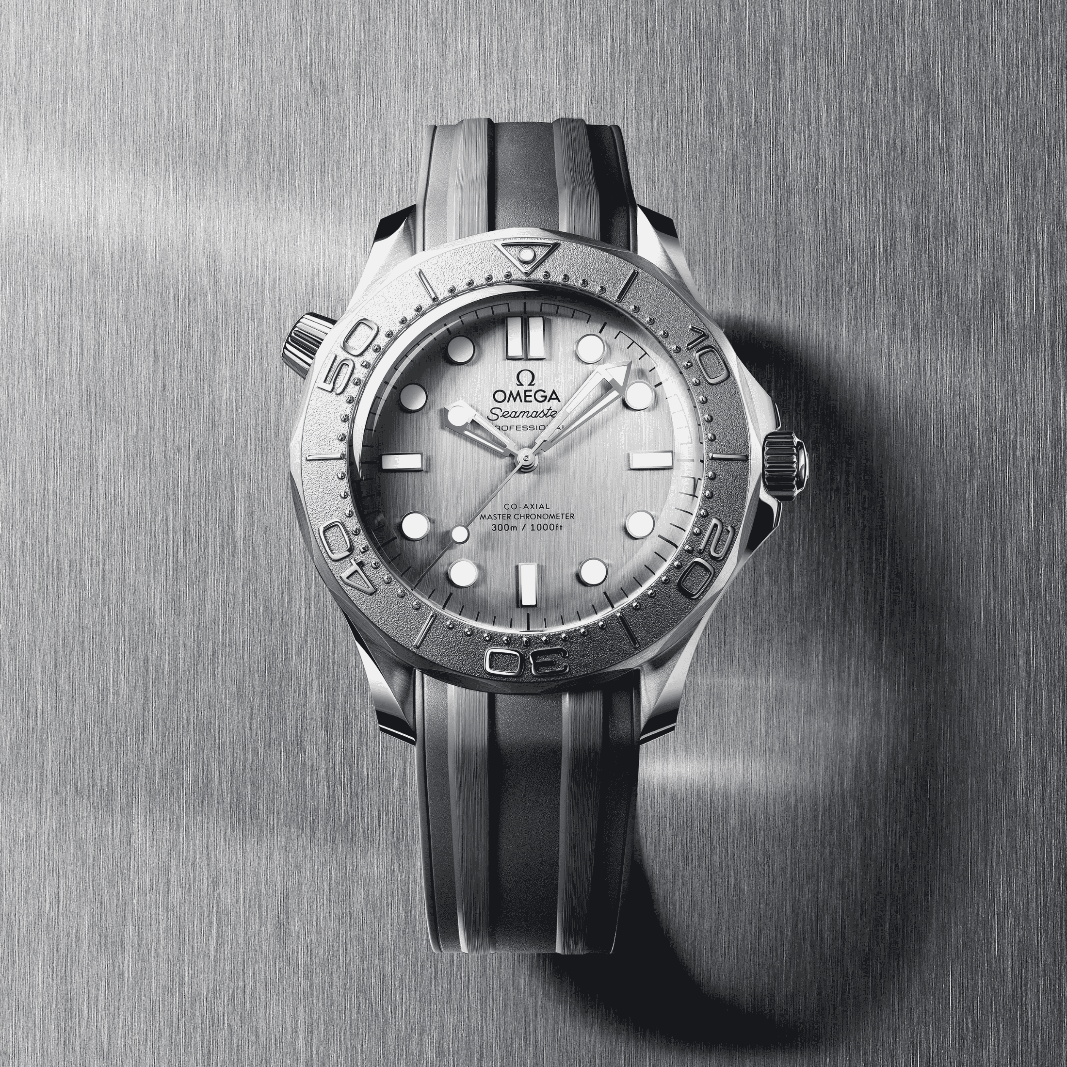 Montre Omega Seamaster Diver 300m Co-Axial Master Chronometer cadran acier bracelet caoutchouc 42 mm