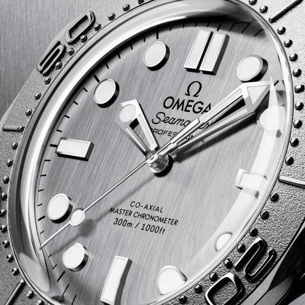 Montre Omega Seamaster Diver 300m Co-Axial Master Chronometer cadran acier bracelet caoutchouc 42 mm