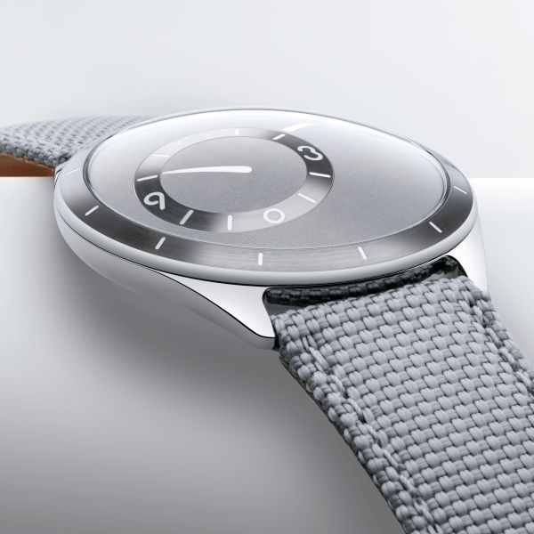 Montre Ressence TYPE 9 Grey titane automatique cadran gris bracelet synthétique tissé 39 mm