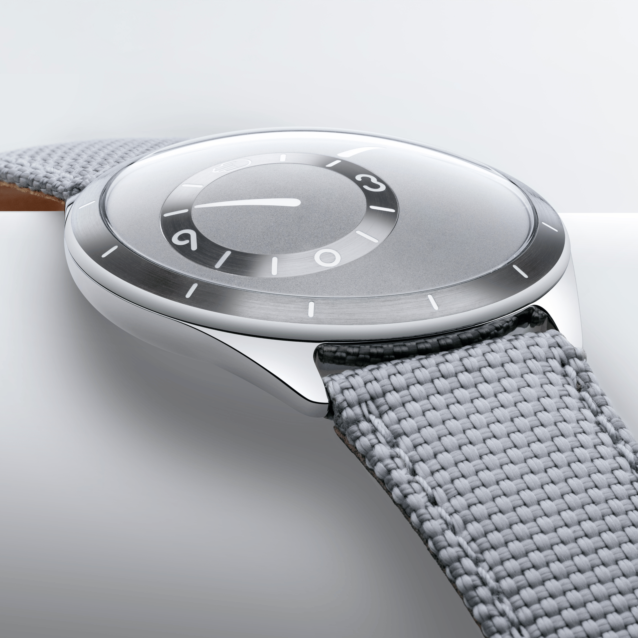 Montre Ressence TYPE 9 Grey titane automatique cadran gris bracelet synthétique tissé 39 mm
