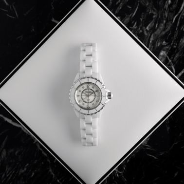 Montre Chanel J12 Blanche cadran nacre et diamants quartz 33 mm Full Set 2021