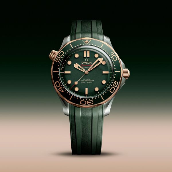 Montre Omega Seamaster Diver 300m Bronze Gold Co-Axial Master Chronometer cadran vert bracelet caoutchouc 42 mm