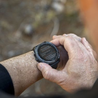 Montre Garmin Fénix 8 Sapphire Solar Edition Titane Titanium bracelet jaune-graphite 51 mm