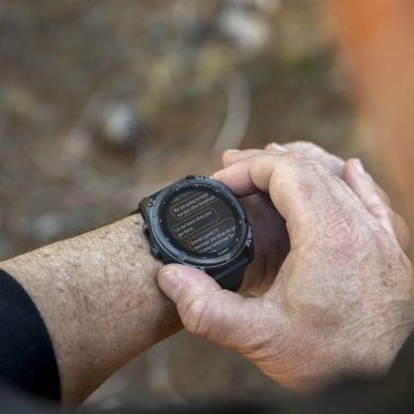 Montre Garmin Fénix 8 Sapphire Solar Edition Titane Titanium bracelet jaune-graphite 51 mm